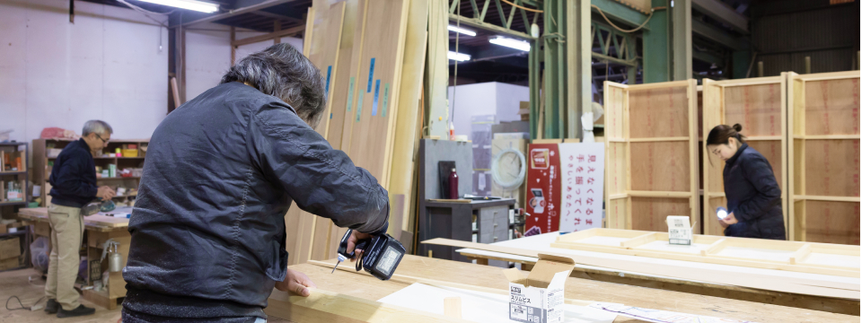 木工制作を行う様子