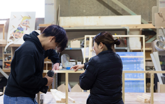 協力して仕事をする様子